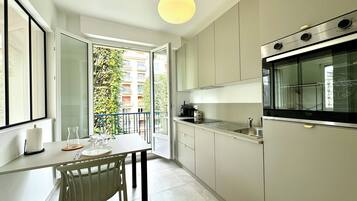 Een koelkast, een microgolfoven, een oven, een kookplaat