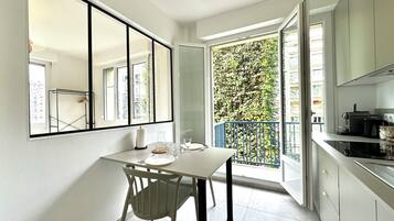 Een koelkast, een microgolfoven, een oven, een kookplaat