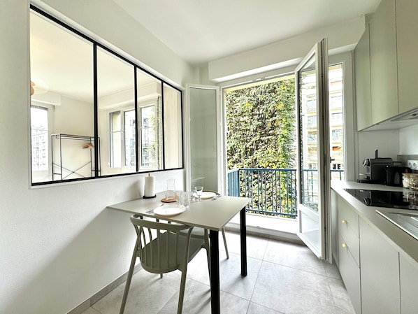 Kylskåp, mikrovågsugn, ugn och spishäll