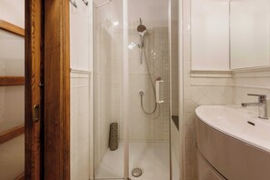 Deluxe Apartment, Balcony | Bathroom | Free toiletries, hair dryer, towels, toilet paper - Santa Maria Novella Palace by MMega (Florence)