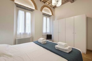 Apartemen Comfort | 3 kamar tidur, seprai premium, dan selimut bulu angsa