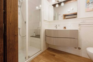 Apartemen Deluks, balkon | Kamar mandi | Perlengkapan mandi gratis, pengering rambut, handuk, dan tisu toilet