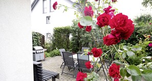 Outdoor dining - LenHaus - Holiday home in the countryside with fireplace & garden, ideal for families & hikers (Sundern (Sauerland))