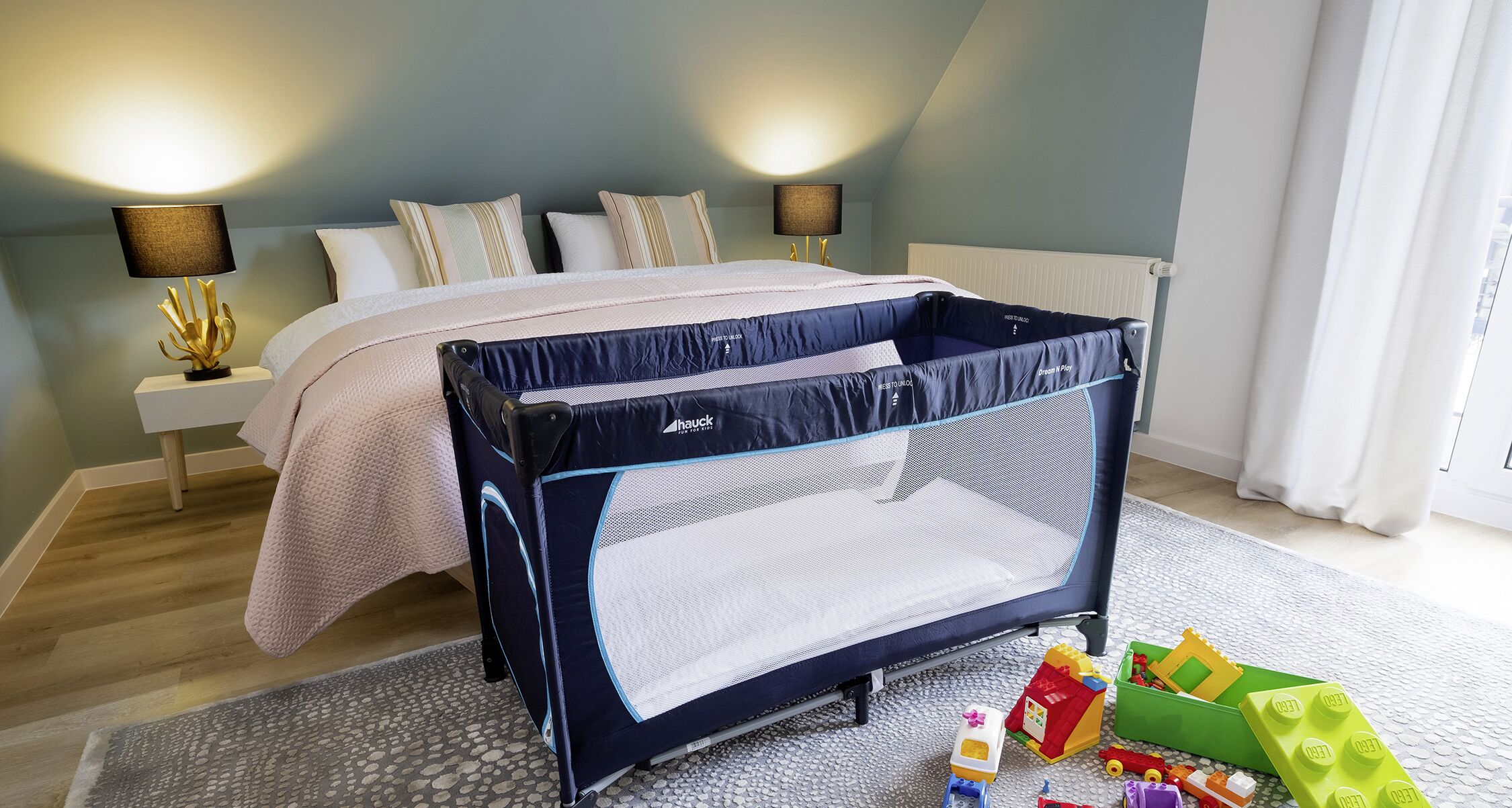 3 sovrum, skrivbord, strykjärn/strykbräda och resesäng