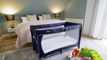 3 sovrum, skrivbord, strykjärn/strykbräda och resesäng