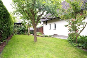 Property grounds - LenHaus - Holiday home in the countryside with fireplace & garden, ideal for families & hikers (Sundern (Sauerland))