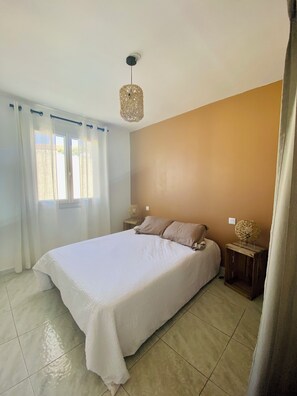 3 habitaciones, tabla de planchar con plancha y cuna de viaje 