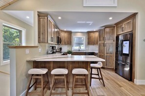 Kjøleskap, mikrobølgeovn, ovn og kokeplater