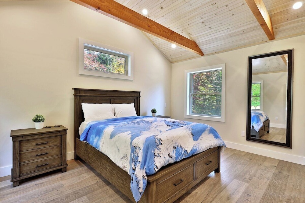 Experience the charm of Peak Hill Home, a cozy 3BR retreat cloe to