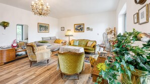 Apartamento familiar, 2 habitaciones, 2 baños (Villa Salamander Suite - Garden & EV) | Zona de estar