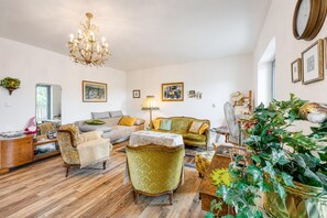 Appartamento familiare, 2 camere da letto, 2 bagni (Villa Salamander Suite - Garden & EV) | Area soggiorno | TV a schermo piatto, impianto stereo