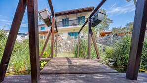 Apartamento familiar, 2 habitaciones, 2 baños (Villa Salamander Suite - Garden & EV) | Jardines del alojamiento