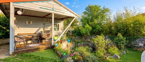 อพาร์ทเมนท์สำหรับครอบครัว, 2 ห้องนอน, 2 ห้องน้ำ, ติดภูเขา (Villa Salamander Suite - Garden & EV) | รับประทานอาหารกลางแจ้ง