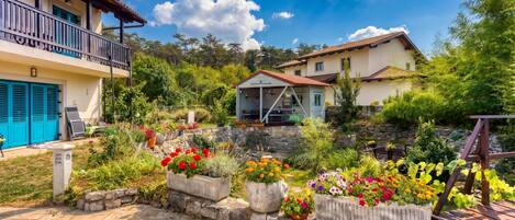 Family Apartment, Multiple Bedrooms, 2 Bathrooms, Mountainside (Villa Salamander Suite) | Property grounds