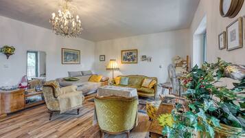 Appartamento familiare, 2 camere da letto, 2 bagni, lato montagna (Villa Salamander Suite) | Area soggiorno | TV a schermo piatto, impianto stereo