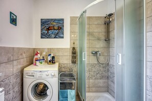 Dusche, Bidet, Handtücher, Seife