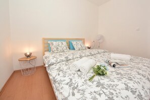 Family House, Multiple Bedrooms, 2 Bathrooms, Sea Facing (Holiday Home Seafront Escape) - Holiday Home Seafront Escape (Starigrad)