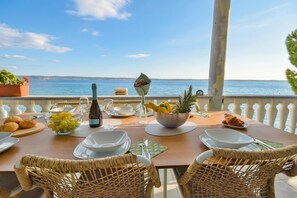 Familiehus, flere soverom, 2 bad, sjøvendt (Holiday Home Seafront Escape) | Utendørsservering