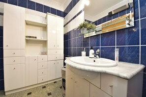 Familiehus, flere soverom, 2 bad, sjøvendt (Holiday Home Seafront Escape) | Bad | Kombinert dusj/badekar, hårføner, bidé og håndklær