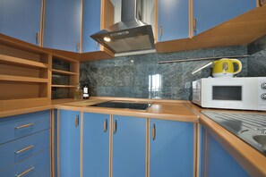 Fridge, microwave, stovetop, dishwasher - Holiday Home Seafront Escape (Starigrad)