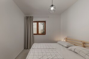 Familiehus, flere soverom, 2 bad, sjøvendt (Holiday Home Seafront Escape) | 4 soverom, safe på rommet, skrivebord for bærbar PC og strykejern/-brett