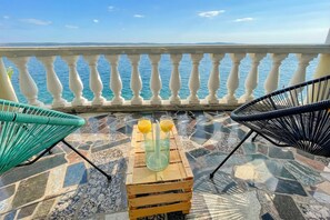Familiehus, flere soverom, 2 bad, sjøvendt (Holiday Home Seafront Escape) | Overnattingsstedets uteområder