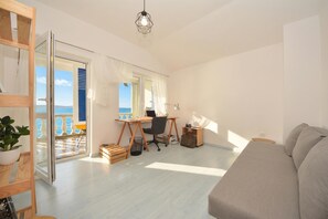 Familie huis, meerdere slaapkamers, 2 badkamers, uitzicht op zee (Holiday Home Seafront Escape) | Woonruimte | Flatscreentelevisie