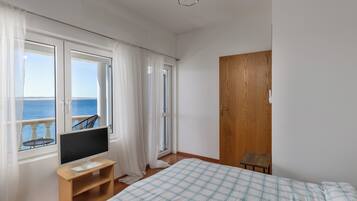 Family House, Multiple Bedrooms, 2 Bathrooms, Sea Facing (Holiday Home Seafront Escape) | 4 bedrooms, in-room safe, laptop workspace, iron/ironing board