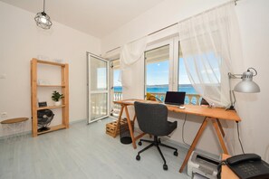 Maison familiale, plusieurs chambres, 2 salles de bains (Holiday Home Seafront Escape) | Intérieur