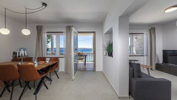 Familiehus, flere soverom, 2 bad, sjøvendt (Holiday Home Seafront Escape) | Spiseområde