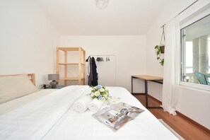 Familiehus, flere soverom, 2 bad, sjøvendt (Holiday Home Seafront Escape) | 4 soverom, safe på rommet, skrivebord for bærbar PC og strykejern/-brett