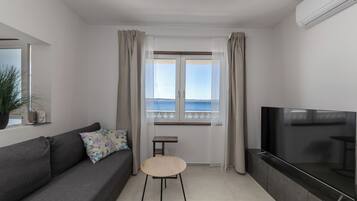 Family House, Multiple Bedrooms, 2 Bathrooms, Sea Facing (Holiday Home Seafront Escape) | Living area | Flat-screen TV