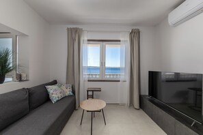 Familiehus, flere soverom, 2 bad, sjøvendt (Holiday Home Seafront Escape) | Oppholdsområde | Flatskjerm-TV