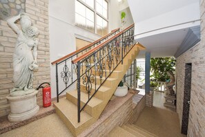 Family House, Multiple Bedrooms, 2 Bathrooms, Sea Facing (Holiday Home Seafront Escape) | Staircase