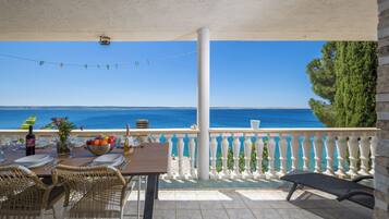 Family House, Multiple Bedrooms, 2 Bathrooms, Sea Facing (Holiday Home Seafront Escape) | Outdoor dining