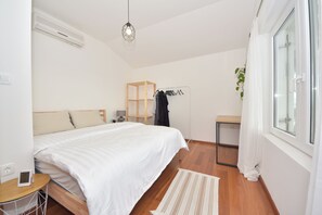 4 bedrooms, in-room safe, laptop workspace, iron/ironing board - Holiday Home Seafront Escape (Starigrad)
