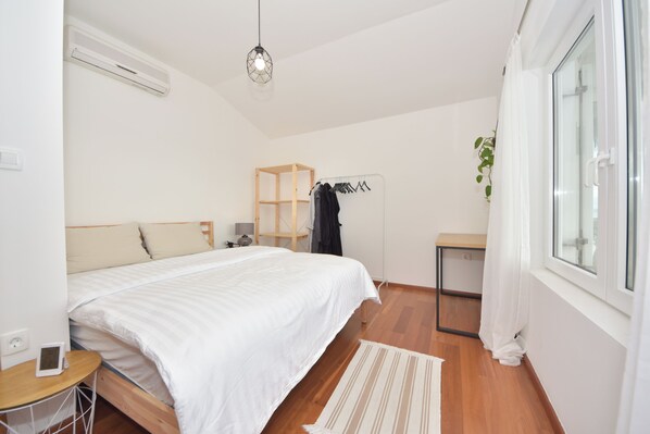 4 bedrooms, in-room safe, laptop workspace, iron/ironing board