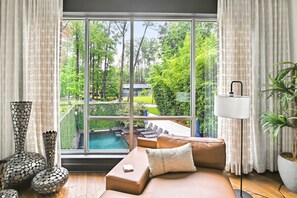 TV, offices - Luna De Lenox by Minty Living (Atlanta)