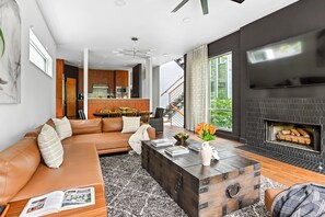 TV, offices - Luna De Lenox by Minty Living (Atlanta)