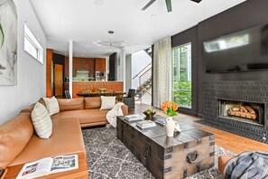 TV, offices - Luna De Lenox by Minty Living (Atlanta)