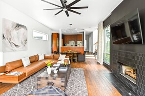 TV, offices - Luna De Lenox by Minty Living (Atlanta)