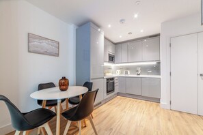 Apartment | Private kitchen - The Ealing Luxury Flat (London)