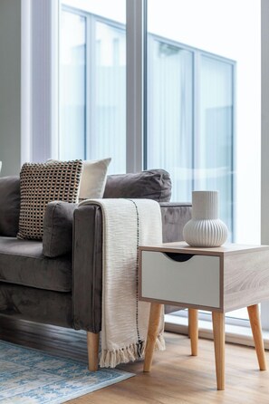 Apartment | Wohnbereich | 37-Zoll-Fernseher mit Kabelempfang, Netflix, Streaming-Dienste