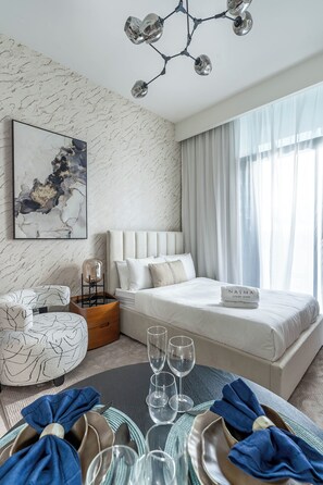 Estudi Deluxe, balcó | Escriptori, planxa i posts de planxar i wifi gratuïta 