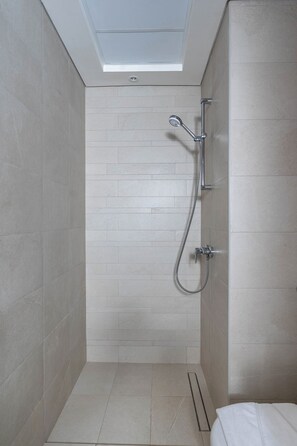 Deluxe Studio, Balcony | Bathroom | Shower, free toiletries, hair dryer, towels - Nasma Holiday Homes - Azizi Riviera 41 (Dubai)