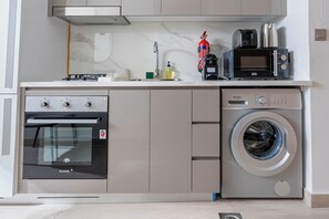 Studio – deluxe, balkong | Eget kjøkken | Kjøleskap, ovn, kokeplater og kaffetrakter/tekoker