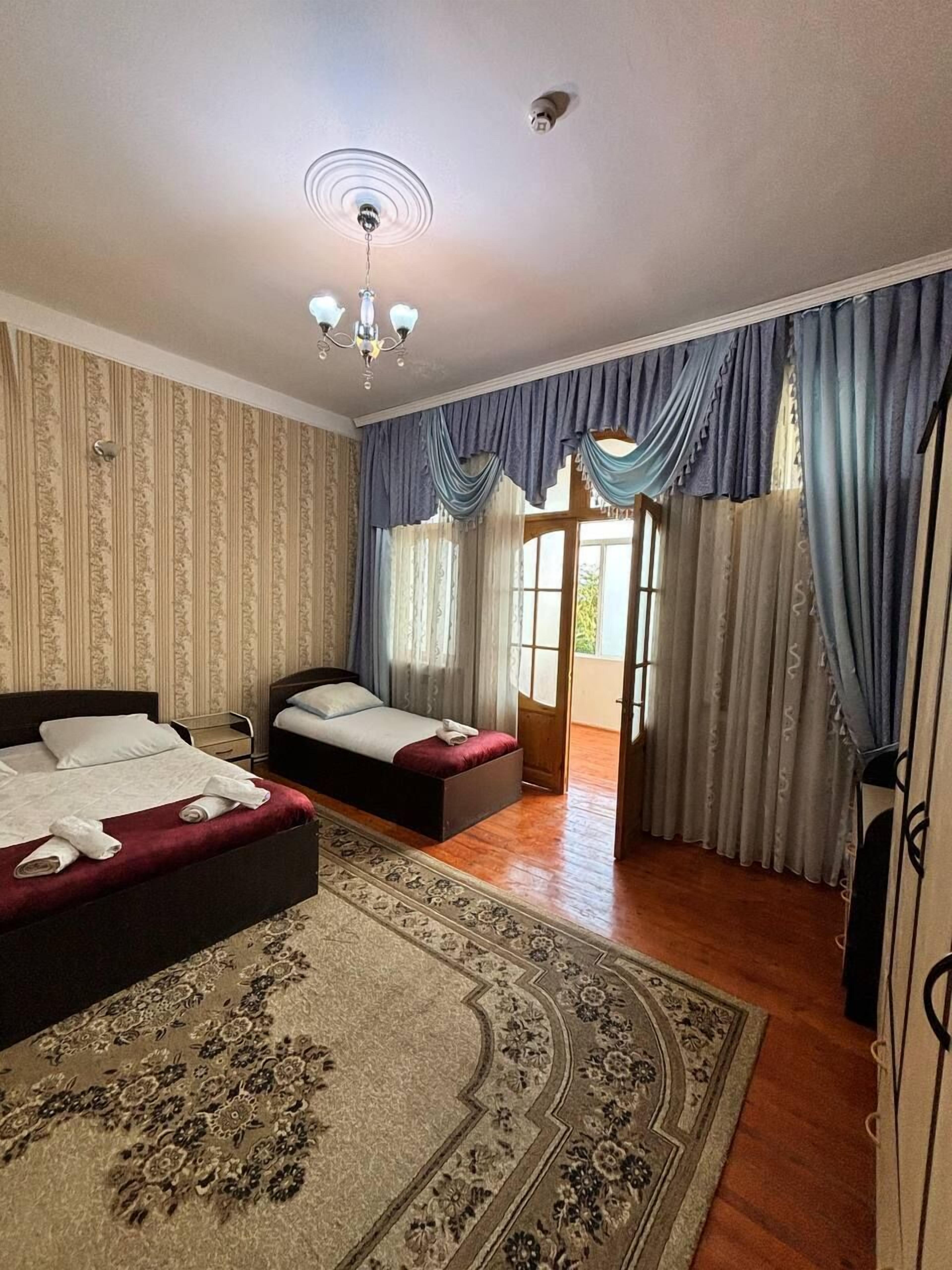 Escritorio, sistema de insonorización y tabla de planchar con plancha 