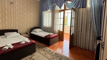 Skrivbord, ljudisolering, strykjärn/strykbräda och gratis wi-fi