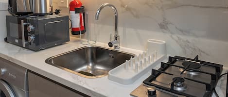 Estudio Confort, balcón | Cocina privada | Frigorífico, microondas, horno y placa de cocina