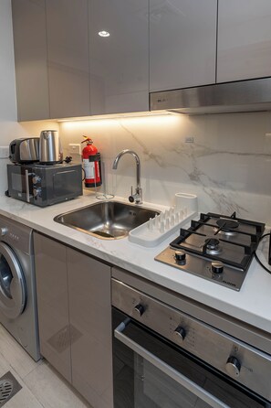 Comfort-studiolejlighed - balkon | Privat køkken | Køleskab, mikrobølgeovn, ovn, kogeplade